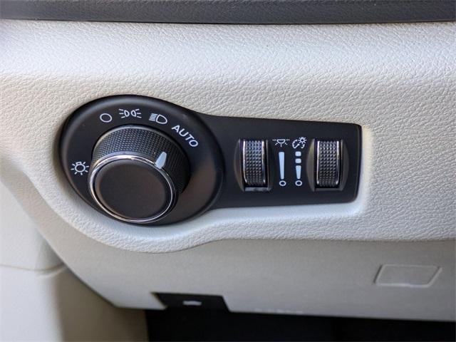 2023 Chrysler Voyager LX FWD