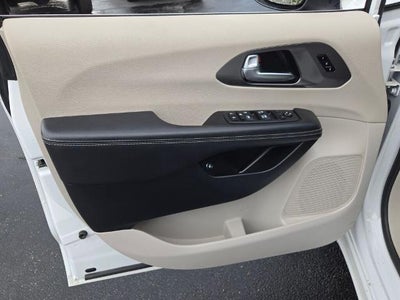 2023 Chrysler Pacifica Hybrid Touring L FWD
