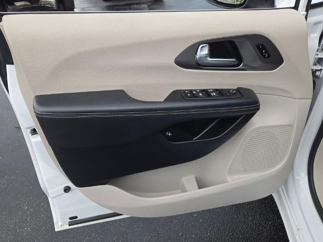 2023 Chrysler Pacifica Hybrid Touring L FWD