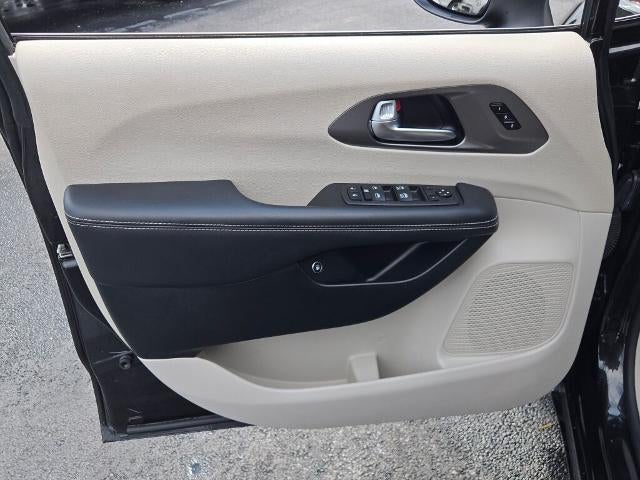 2023 Chrysler Pacifica Hybrid Touring L FWD
