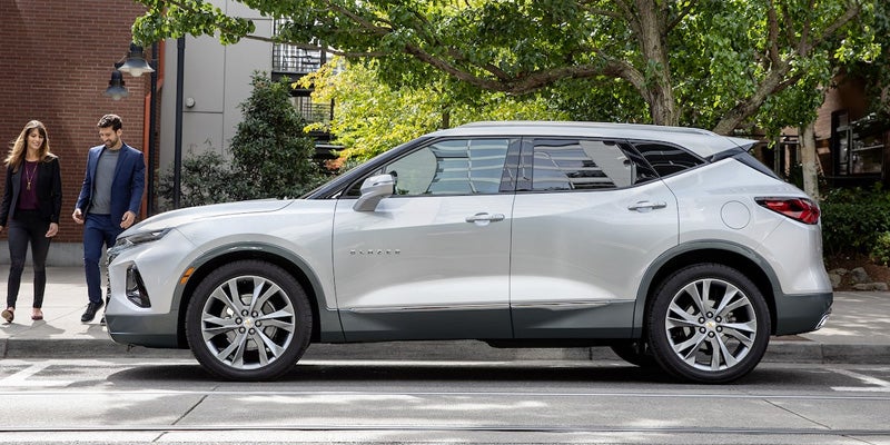 2022 Chevrolet Blazer park on road img