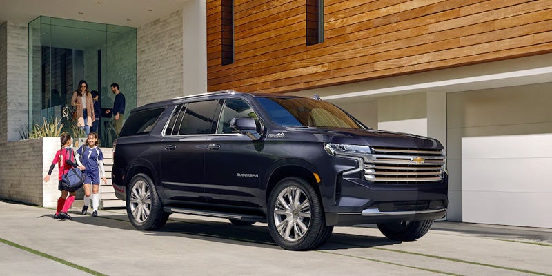2022 Chevy Suburban right-side view img